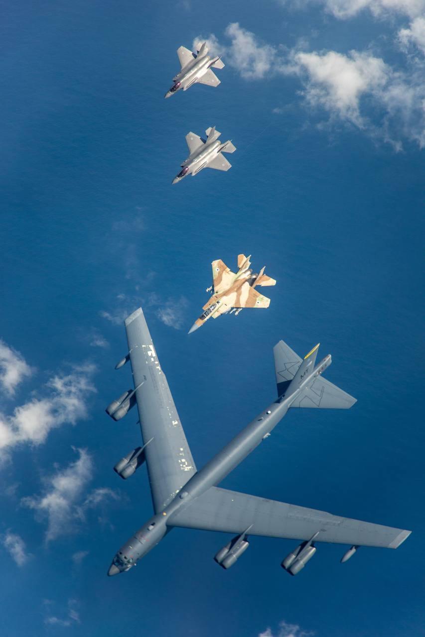 我们的飞机与美国 B-52 轰炸机进行联合演习