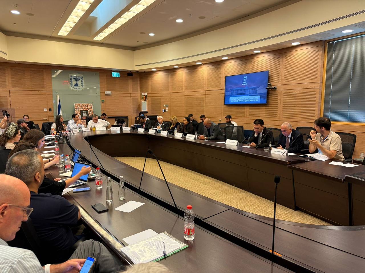 以色列经济委员会审议英国广播公司预算监督法案，即将进行表决。