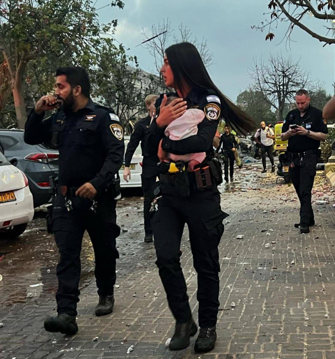 女警救出两月大婴儿：“毫无疑问，我们救了一条命”