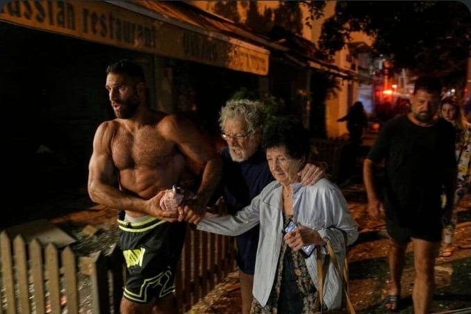 特拉维夫一名篮球运动员踢破门救出即将倒塌建筑中的老年夫妇