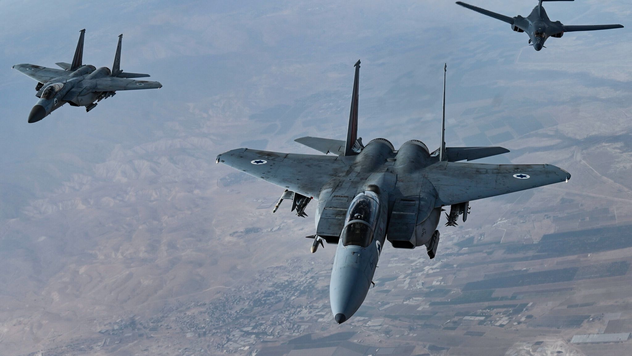 以色列F-15战机伊朗上空发生故障，空军紧急加油救回机组。