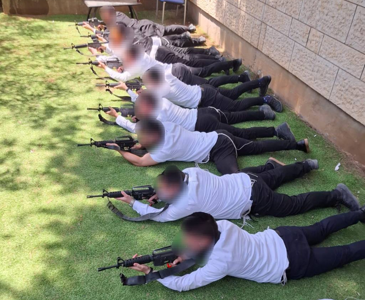 哈雷迪士兵在参孙营接受为期三年的训练，因任务敏感无需穿制服。