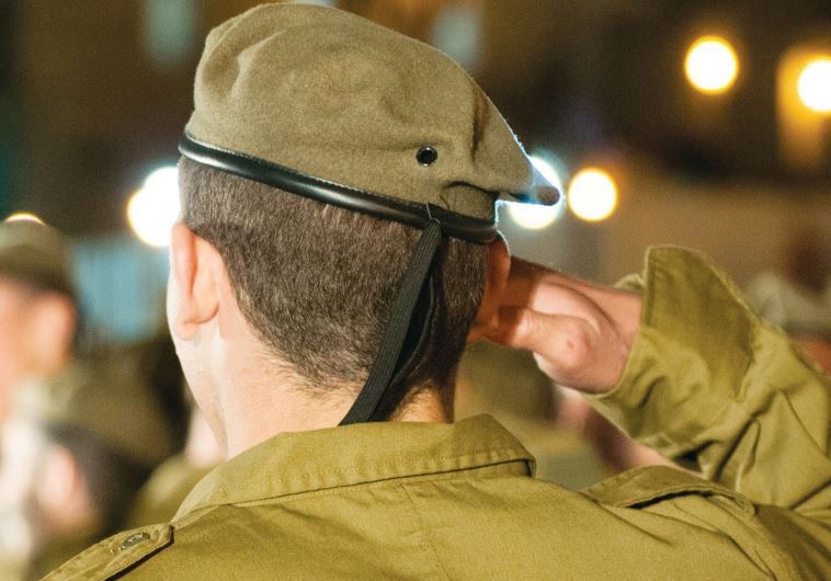 夜间战斗中伞兵部队4名士兵受伤，疑遭哈马斯枪击。