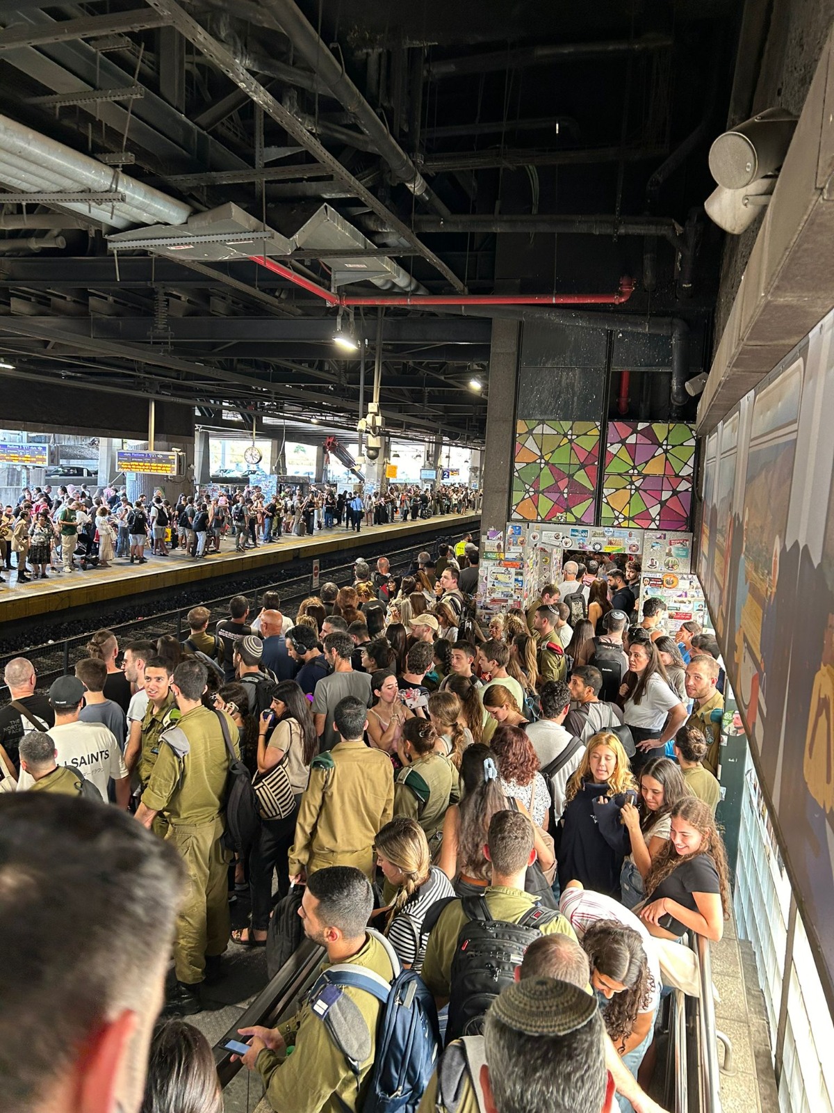 以色列铁路多次发生交通中断后，人群涌入车站。