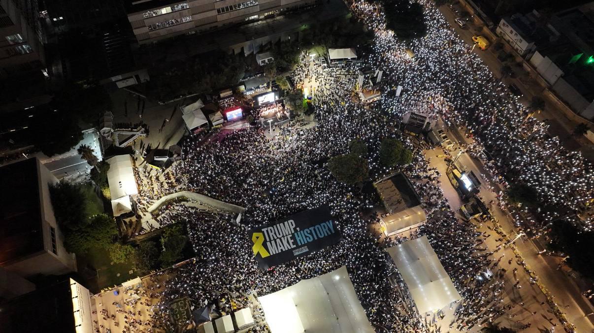30日晚在特拉维夫“人质广场”（Hostages Square）举行的大型集会现场，成千上万名抗议者在夜幕中聚集，呼  ...