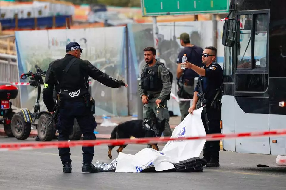 在耶路撒冷汽车站发生的致命袭击造成5人死亡，16人受伤。一位住在耶路撒冷北部的居民告诉《以色列今日报》 ...