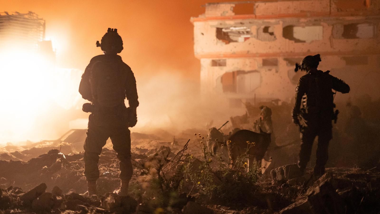 第98师部队深化在加沙城的活动：找到冲锋枪、弹药和隧道，摧毁120多个恐怖分子基础设施。 ... ...