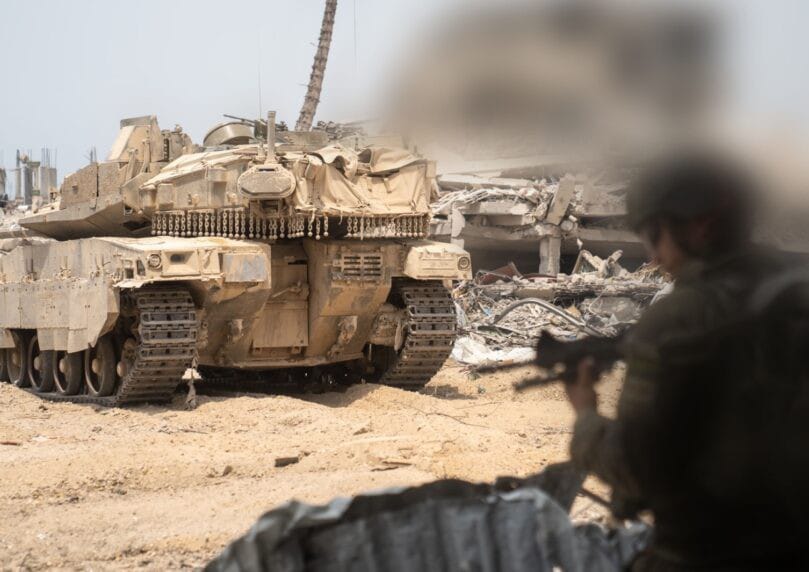 加沙地带战斗：加沙城郊外一辆悍马车翻车，8名战士受伤。