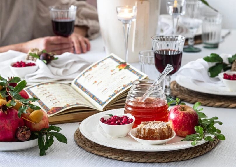 年复一年，以色列在犹太新年吃着这些迹象——蜂蜜苹果、石榴等等，但这一根深蒂固的习俗背后并非神秘主义， ...