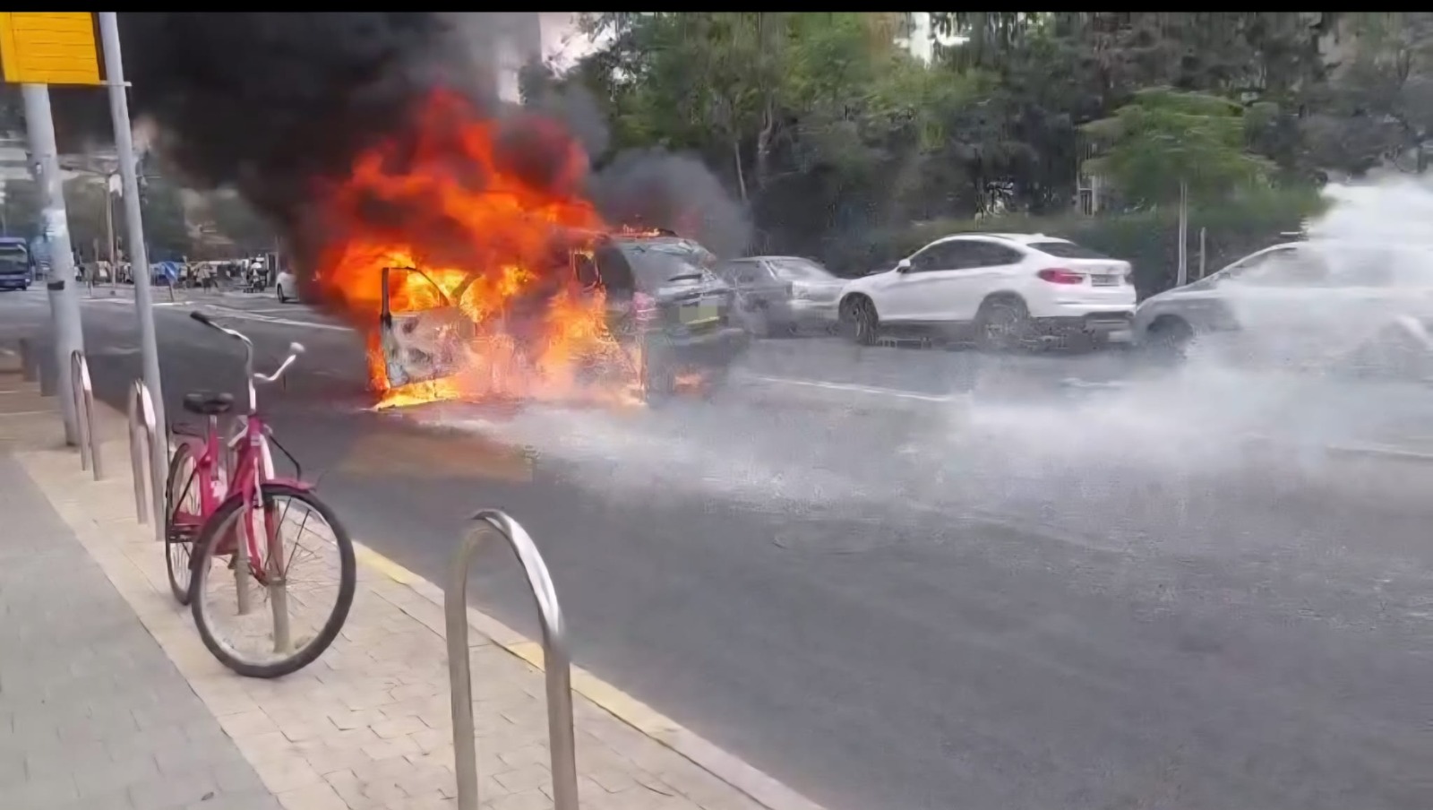 特拉维夫拉瓜迪亚街一辆汽车发生爆炸，一名46岁男子受中度伤。