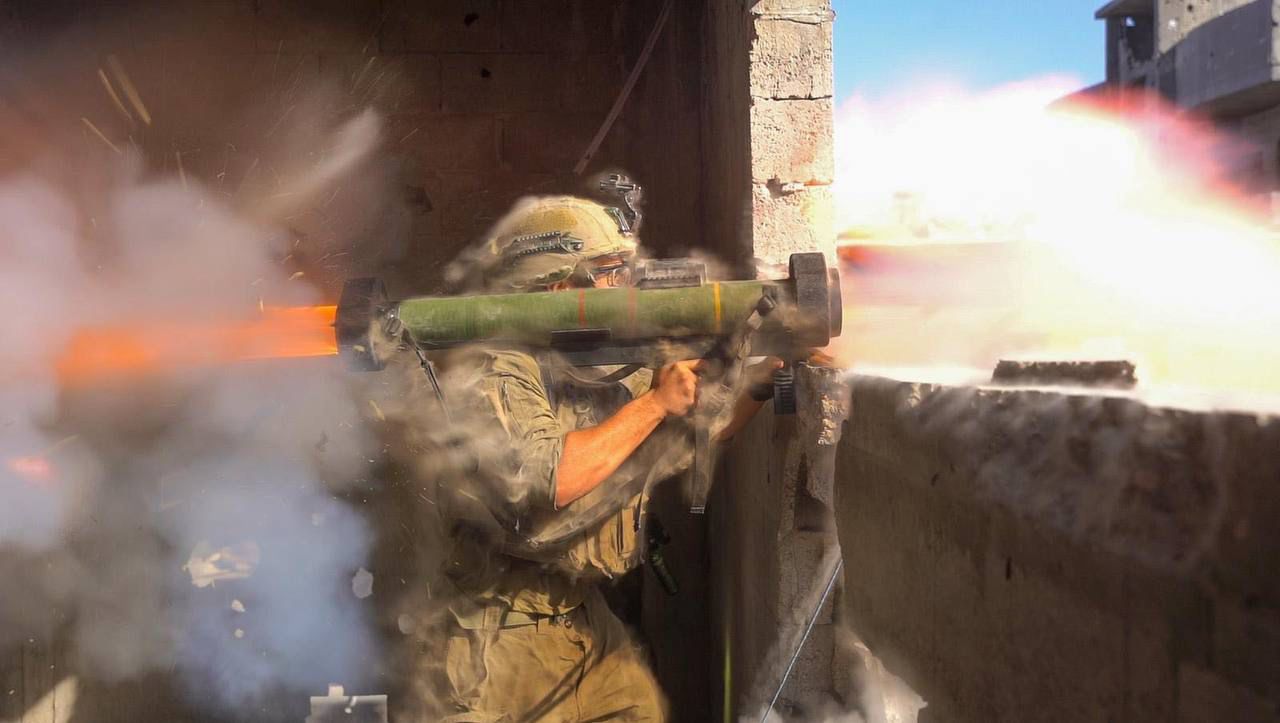 一名吉瓦提营士兵在加沙城战斗中发射肩扛式火箭弹。