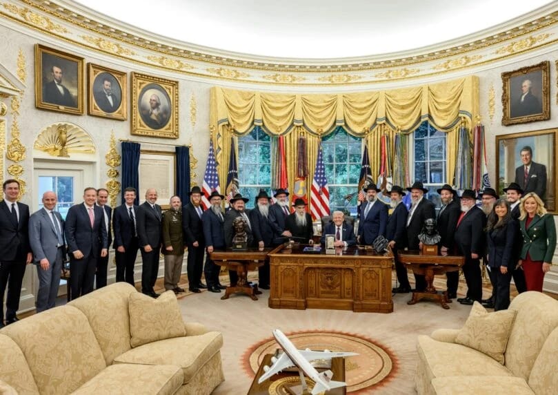 访问锡安一年后，卢巴维奇派拉比唐纳德·川普总统在白宫接待了由14名哈巴德拉比组成的代表团。川普在椭圆形 ...