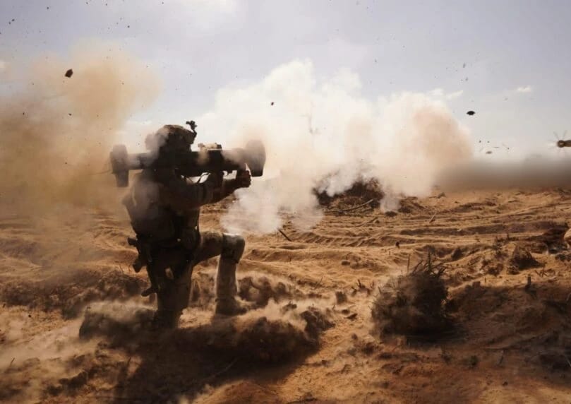 以军继续在加沙城地区开展行动，突袭了一个存放大量武器和军事装备的仓库，消灭数十名恐怖分子，并缴获大量 ...