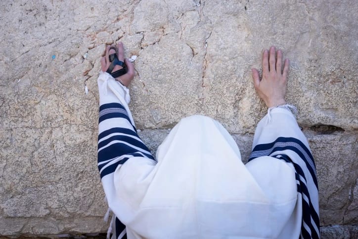 上帝创造了一个特殊的日子---赎罪日，是反省、忏悔和赎罪的日子。这一天人类将从黑暗走向光明，这种精神提  ...