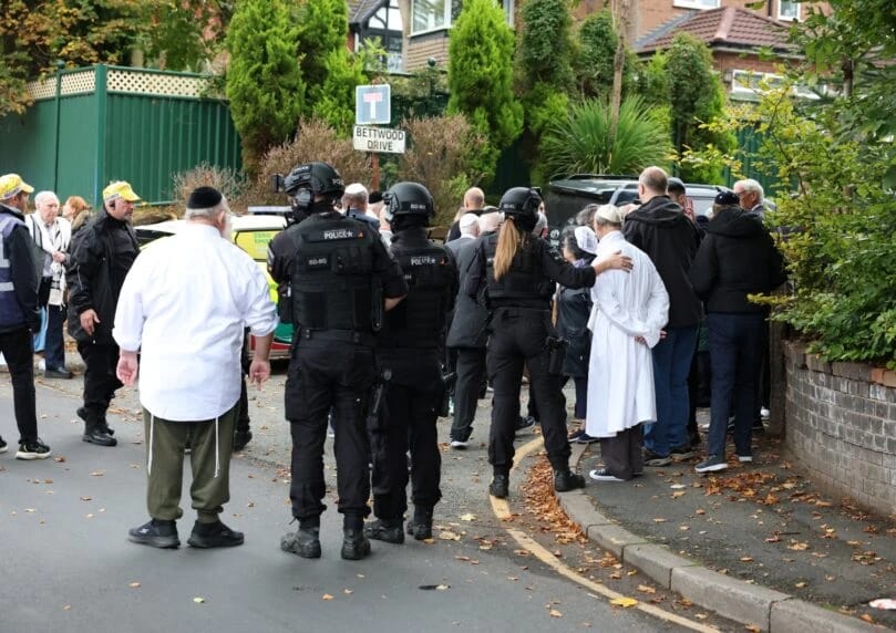 两名犹太人在曼彻斯特犹太教堂遇害。教堂拉比丹尼尔·沃克成功阻止恐怖分子进入并关闭大门，避免更大灾难。 ...