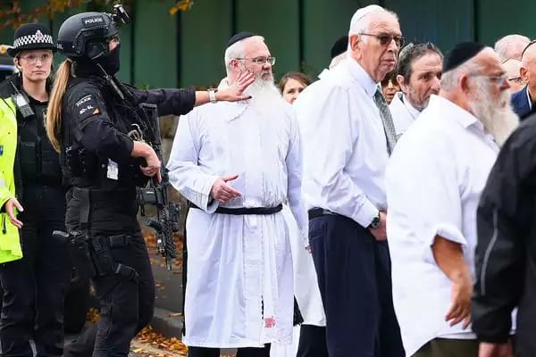 曼彻斯特犹太教堂的拉比丹尼尔·沃克回忆道：“受伤者用身体挡住了恐怖分子。” ... ...