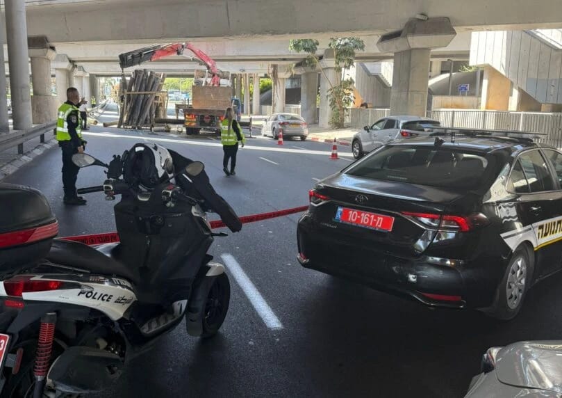 一辆卡车撞上罗卡奇立交桥，管道掉落到路上，导致罗卡奇路拥堵，交警正在处理和指挥交通 。事故中没有人员  ...