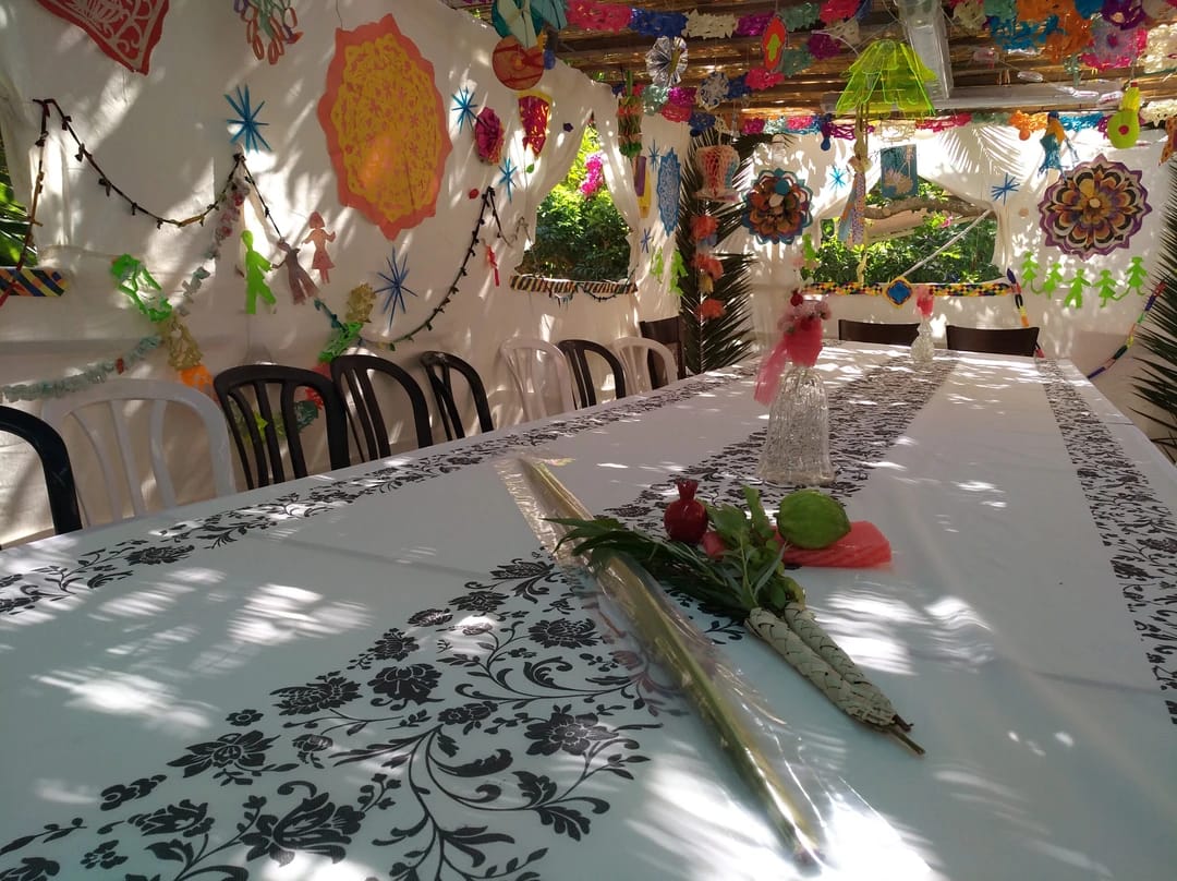 周末的酷热过后，新的一周将以气温大幅下降（约26度）开启。本周晚些时候，气温将继续下降，住棚节期间，天 ...