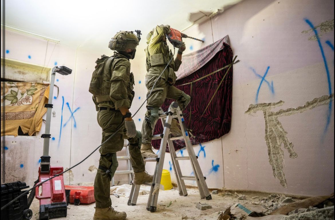  以色列国防军拆毁了恐怖分子的住所，该恐怖分子在雅法轻轨站发动了枪击袭击，造成 7 名平民死亡。 ... ...