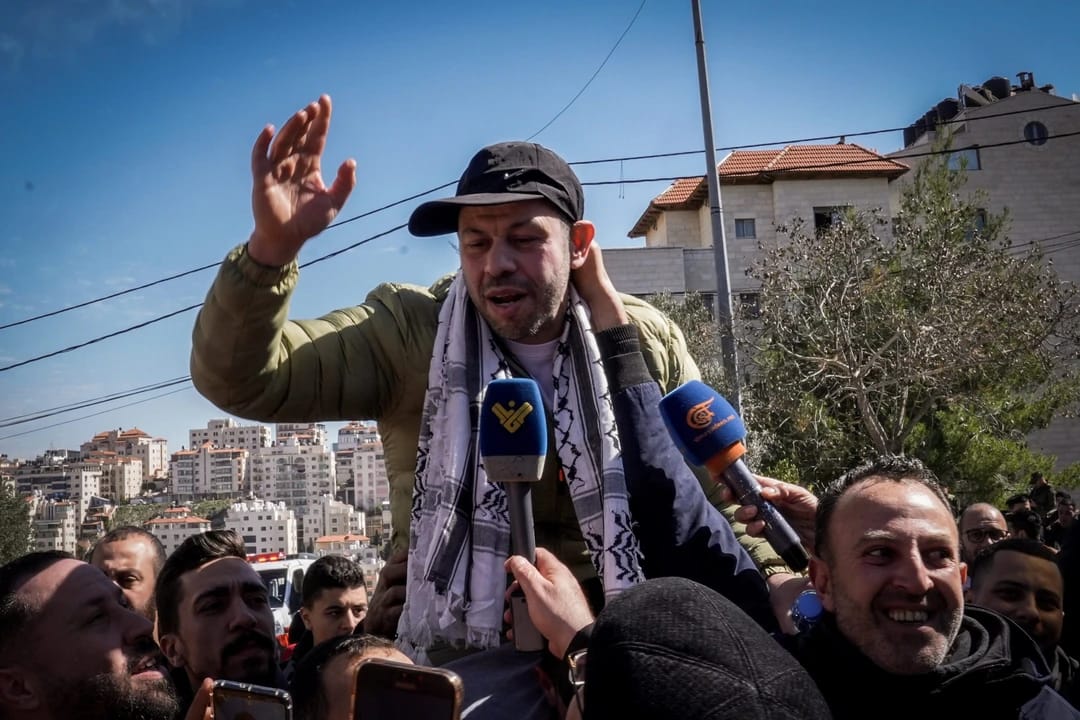 以色列政治记者莫蒂·卡斯特尔发表文章称，在阿拉伯频道报道了该恐怖组织要求释放包括屠杀主谋马尔万·巴尔 ...