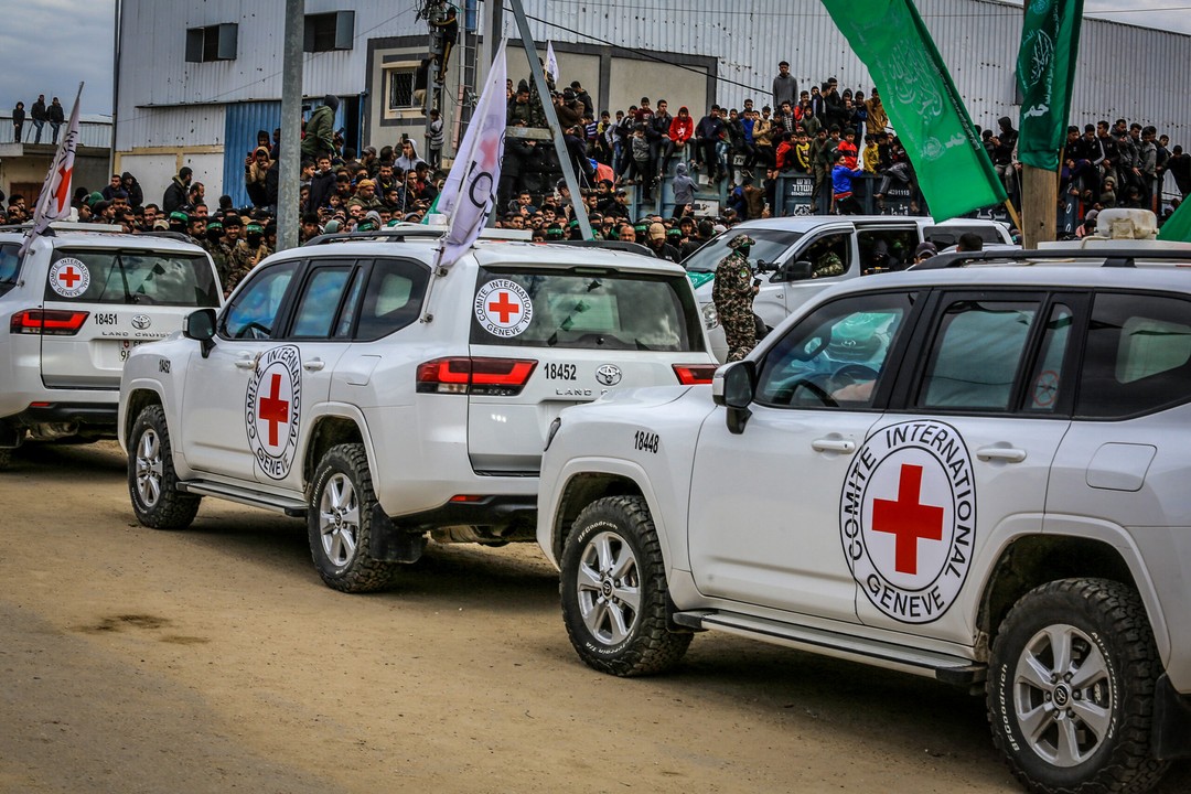 鉴于停火协议即将生效，地面上的初步动向显示，各方正在为协议的实施做准备。来自加沙的画面显示，一支红十 ...