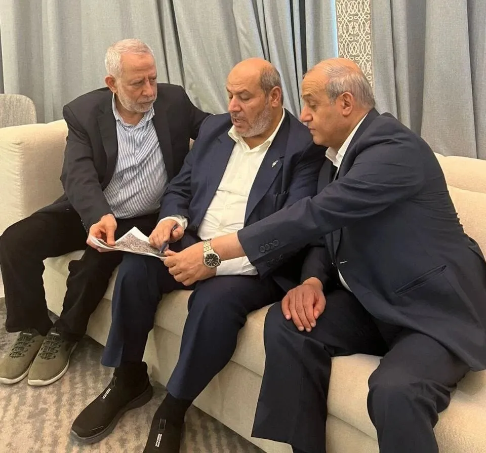 哈马斯、伊斯兰圣战组织和人民阵线高级领导人审查加沙撤军地图。