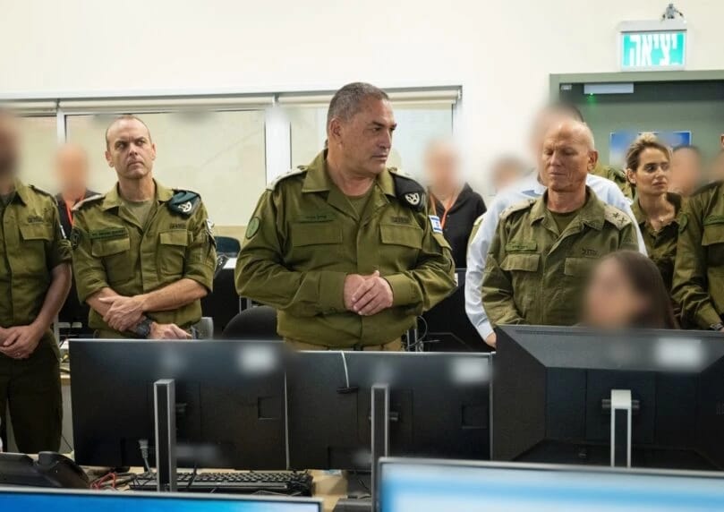 参谋长埃亚尔·扎米尔表示：“我们不会停止执行任务，直到最后一位被绑架者归来。” ... ...