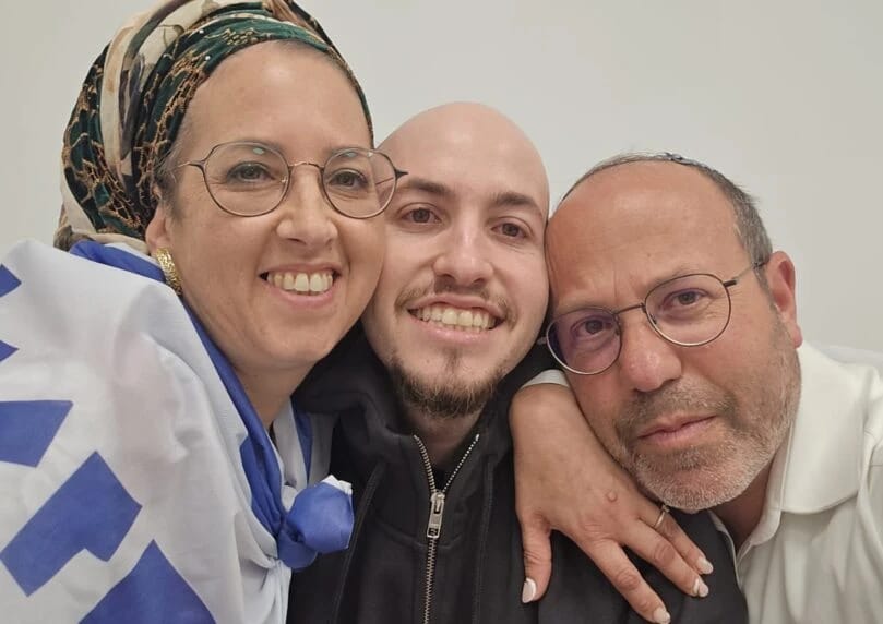 值得一切的微笑：埃坦·莫尔（Eitan Mor ）与父母见面。