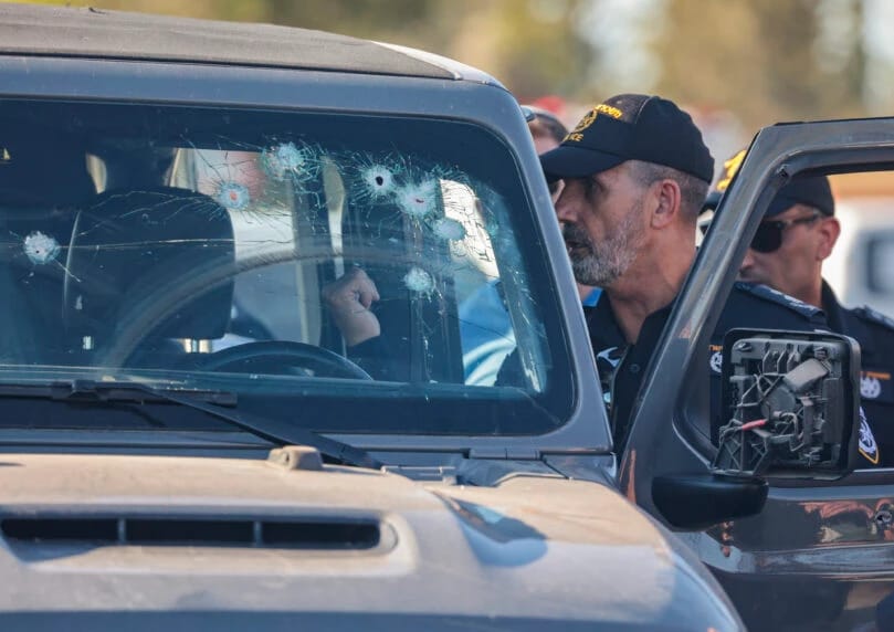 一名摩托车手在443号公路莫迪因入口附近行驶时开枪射击。一名受害者以为这是恐怖袭击，于是出去帮忙，被枪  ...