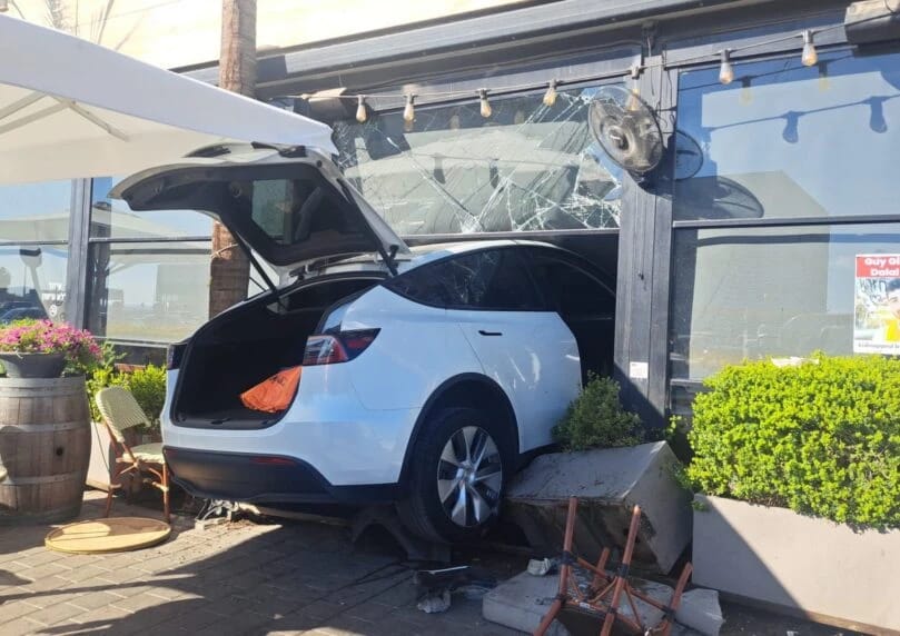 一名35岁的男子在卡法萨巴一家咖啡馆内受重伤，原因是一名女司机撞上了咖啡馆的窗户。 MDA团队在现场进行了 ...