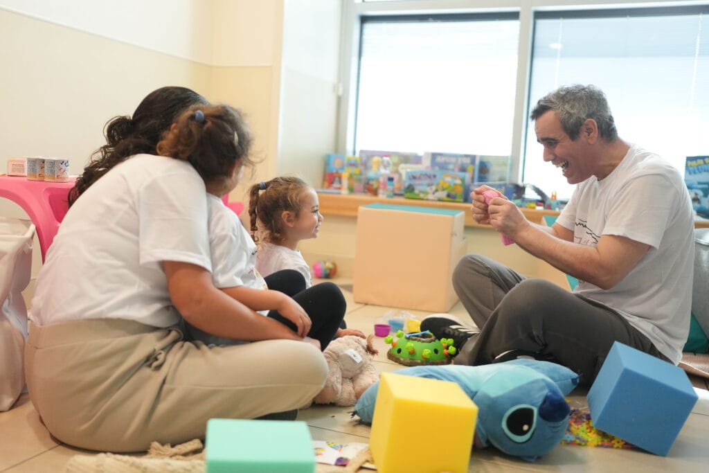 17日早上，被囚禁幸存者奥姆里·米兰 (Omri Miran) 从拉维夫的伊奇洛夫医院出院。奥姆里回国后第一次与家人 ...