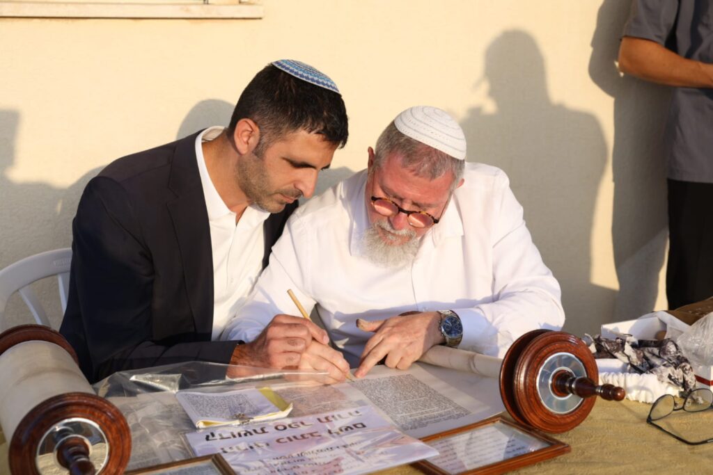 为纪念两年前在基苏菲姆哨所附近英勇牺牲的乌里·莫尔德凯·沙尼上尉，一个新的社区（乌里社区）和犹太教堂 ...