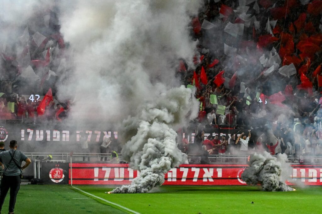 特拉维夫布卢姆菲尔德体育场一场原定比赛中爆发骚乱，球迷投掷烟雾弹与烟花，致42人受伤（含2名儿童）、3名 ...
