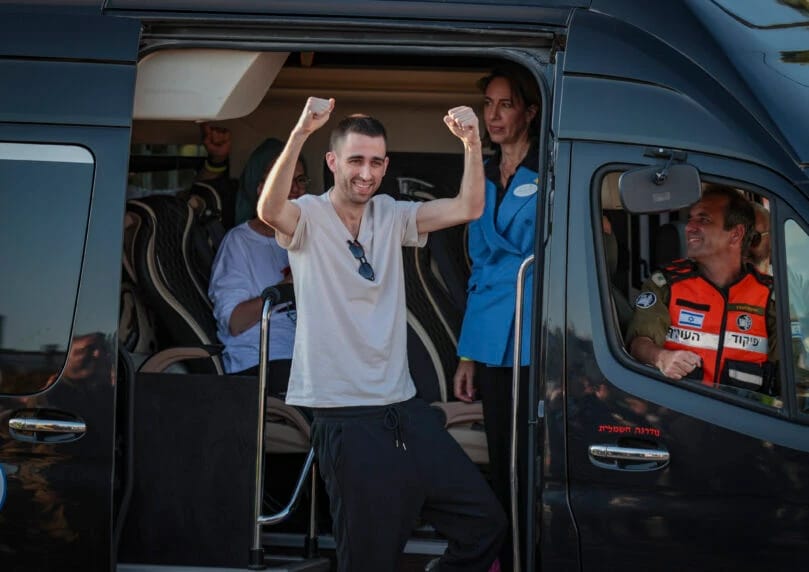 8天后，囚禁幸存者阿维南·奥尔完成所需检查后从贝林森医院出院。 出院后，阿维南将在医院的回归者康复科开 ...