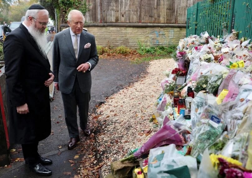 查尔斯国王访问了曼彻斯特的希顿公园犹太教堂，两名信徒在赎罪日当天被一名伊斯兰国恐怖分子袭击致死。访问 ...