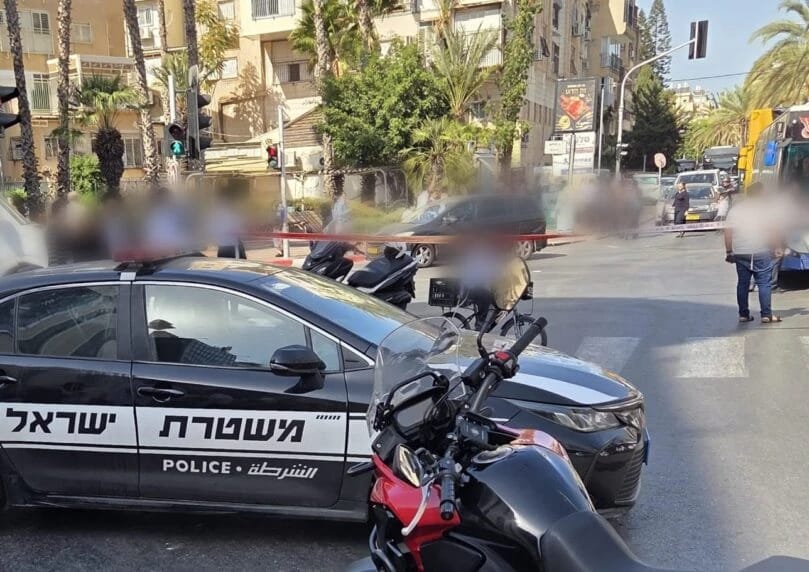 一名9岁男孩在贝内贝拉克哈绍梅尔街骑自行车时被车辆撞倒，在交通事故中丧生。警方和交通事故调查人员抵达  ...