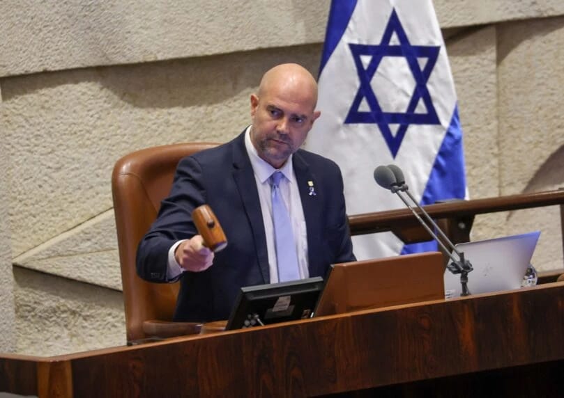 以色列议长阿米尔·奥哈纳宣布，自其任期开始以来，以色列议会预算第三次削减，总额达1.25亿新谢克尔，将转 ...