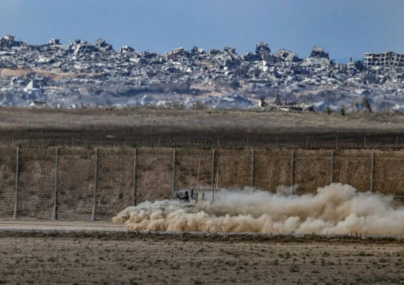 以色列国防军宣布，解除所有加沙边境附近社区的集会和出行限制。