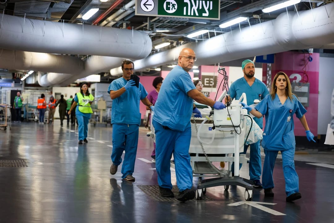 海法拉姆巴姆医院报告称，三名10至12岁的儿童从北部撤离。伤者伤势严重程度不一，部分伤者已被送往手术室， ...