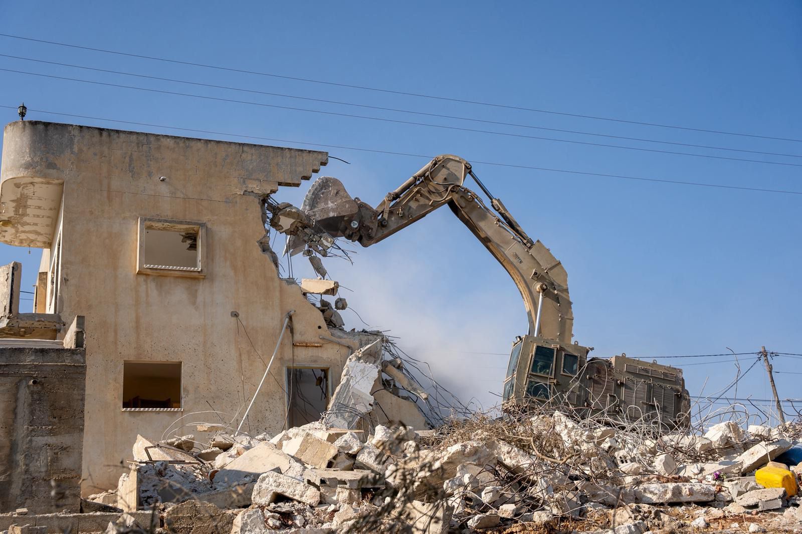 以色列国防军埃弗雷姆旅部队在巴鲁欣村展开行动，摧毁了来自阿赫尔·萨马拉的恐怖分子住所。 ...