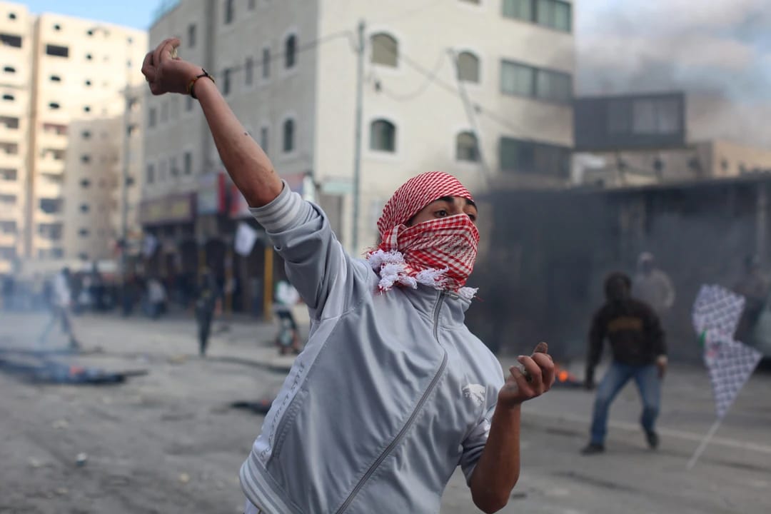 三名居住在东耶路撒冷的阿拉伯未成年人，因多次在内韦·雅科夫路口向车辆投掷石块而被捕。审讯显示，他们的 ...