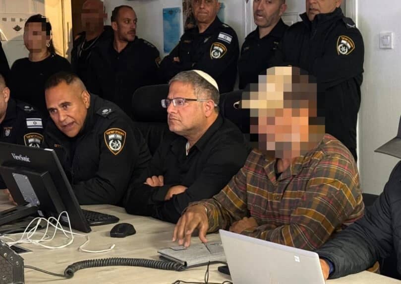 “新秩序”行动中，以军与警方联合突袭内盖夫的多个犯罪据点，旨在加强南部治安。行动由部长本·格维尔及以 ...