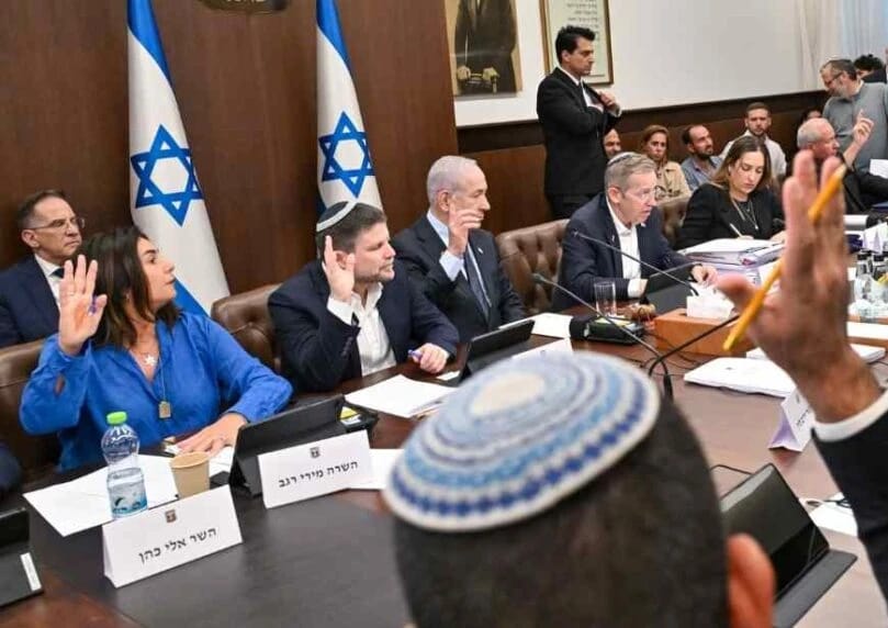 政府在激烈讨论后通过2026年国家预算，将提交议会表决。国防预算为1120亿新谢克尔，比军方原本要求少320亿  ...