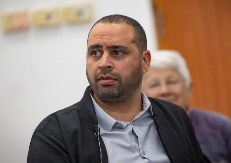 前总理府管家埃菲·阿祖莱在内塔尼亚胡庭审中作证，否认所谓“物资供应线”说法。他称所谓“礼物”只是友人 ...