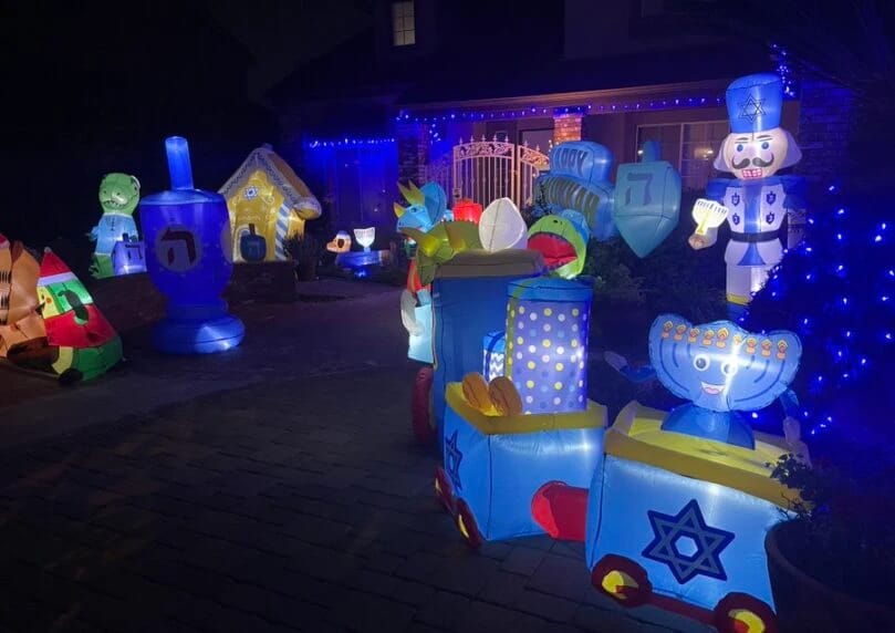 美国南加州雷德兰兹市，一名枪手向一栋装饰光明节图案的犹太家庭住宅开枪约20发。事发前双方发生争执并出现 ...