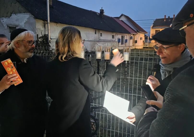 匈牙利一座最古老、在大屠杀中幸存下来的犹太教堂，80年来首次举行了光明节庆祝活动。参与者众多，并将反犹 ...