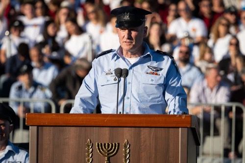 空军司令在阅兵式上表示，以色列空军在中东上空保持充分的行动能力，持续应对现有和潜在威胁，任何针对以色 ...