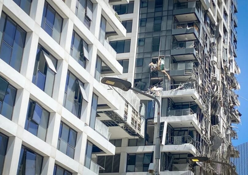 房产商扎希·阿布以低于估价数千万美元的价格，购入曾被伊朗导弹击中的“达芬奇”大厦约40套公寓，预计翻新 ...