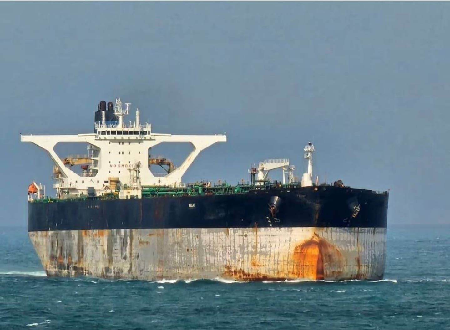 美国特种部队与美国海岸警卫队在北大西洋联合登船检查悬挂俄罗斯国旗的“马里内拉”号油轮，该船被描述为与 ...