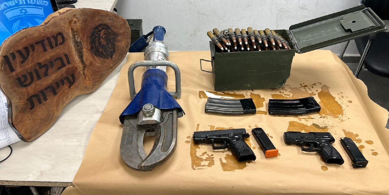 警方在南部定居点拉基亚的一所学校操场发现枪支、爆炸装置及疑似盗窃自消防部门的装备。此事件凸显了内盖夫 ...